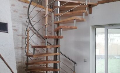 Drewniane schody kręte z metalowymi balustradami