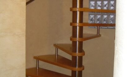 Drewniane schody kręte z metalowymi balustradami