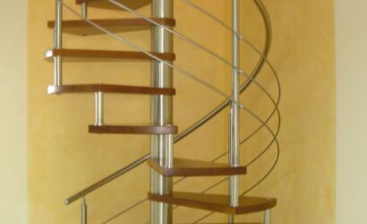 Drewniane schody kręte z metalowymi balustradami