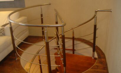 Drewniane schody kręte z metalowymi balustradami