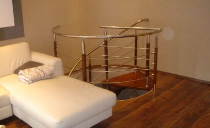 Drewniane schody kręte z metalowymi balustradami