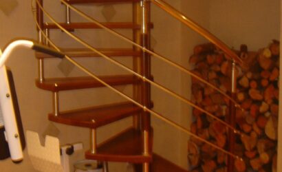 Drewniane schody kręte z metalowymi balustradami