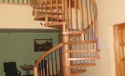 Drewniane schody kręte z metalowymi balustradami