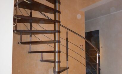 Drewniane schody kręte z metalowymi balustradami
