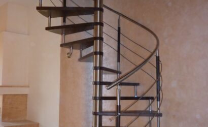 Drewniane schody kręte z metalowymi balustradami