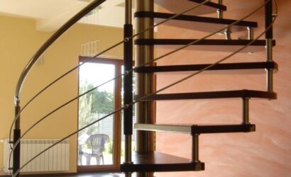 Drewniane schody kręte z metalowymi balustradami