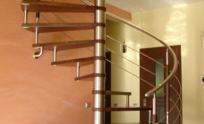 Drewniane schody kręte z metalowymi balustradami