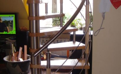 Drewniane schody kręte z metalowymi balustradami