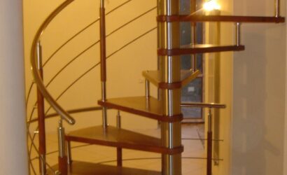 Drewniane schody kręte z metalowymi balustradami