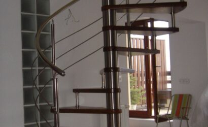 Drewniane schody kręte z metalowymi balustradami