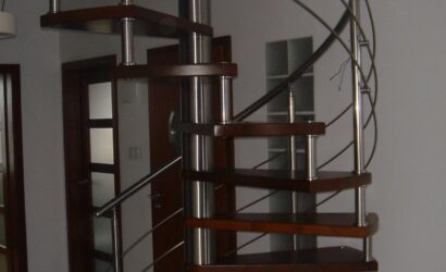Drewniane schody kręte z metalowymi balustradami