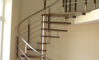 Drewniane schody kręte z metalowymi balustradami