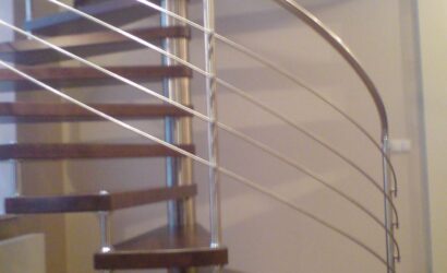 Drewniane schody kręte z metalowymi balustradami