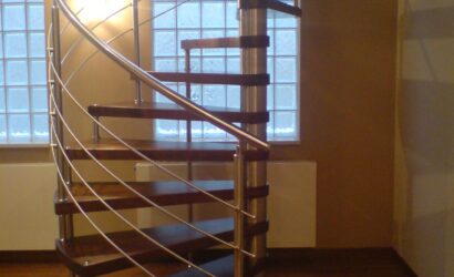 Drewniane schody kręte z metalowymi balustradami
