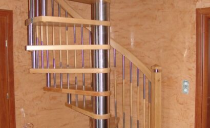Drewniane schody kręte z metalowymi balustradami