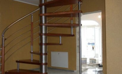 Drewniane schody kręte z metalowymi balustradami