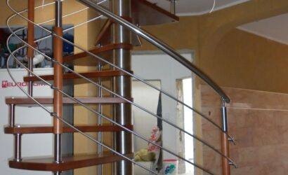 Drewniane schody kręte z metalowymi balustradami