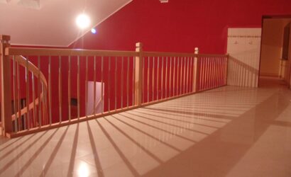 Drewniane schody kręte z metalowymi balustradami