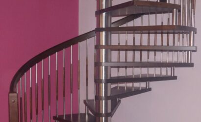 Drewniane schody kręte z metalowymi balustradami