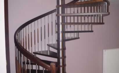 Drewniane schody kręte z metalowymi balustradami