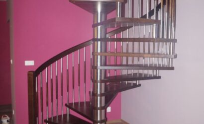 Drewniane schody kręte z metalowymi balustradami