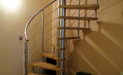 Drewniane schody kręte z metalowymi balustradami