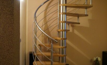 Drewniane schody kręte z metalowymi balustradami