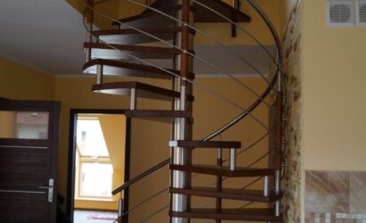 Drewniane schody kręte z metalowymi balustradami