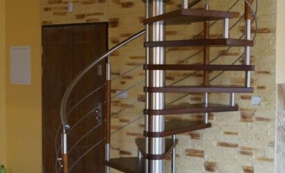 Drewniane schody kręte z metalowymi balustradami