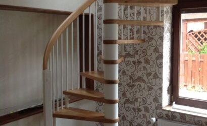 Drewniane schody kręte z metalowymi balustradami