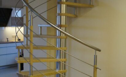 Drewniane schody kręte z metalowymi balustradami