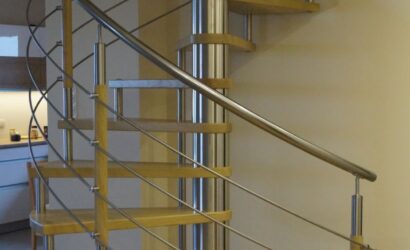 Drewniane schody kręte z metalowymi balustradami