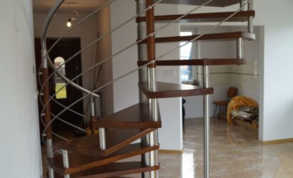 Drewniane schody kręte z metalowymi balustradami