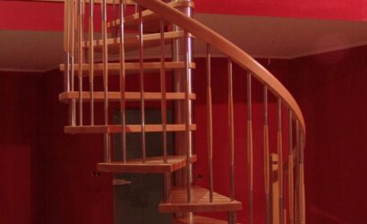 Drewniane schody kręte z drewnianymi balustradami