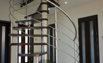 Drewniane schody kręte z metalowymi balustradami