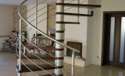 Drewniane schody kręte z metalowymi balustradami