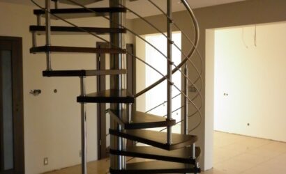 Drewniane schody kręte z metalowymi balustradami