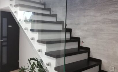 Stopnie z podstopniami na beton oraz szklanymi balustradami