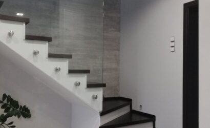 Stopnie z podstopniami na beton oraz szklanymi balustradami