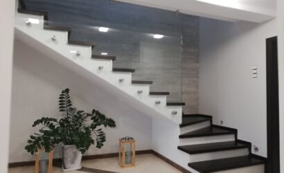 Stopnie z podstopniami na beton oraz szklanymi balustradami