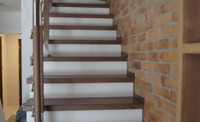 Stopnie z podstopniami na beton oraz metalowymi balustradami