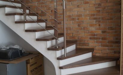 Stopnie z podstopniami na beton oraz metalowymi balustradami