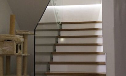 Stopnie z podstopniami na beton oraz szklanymi balustradami