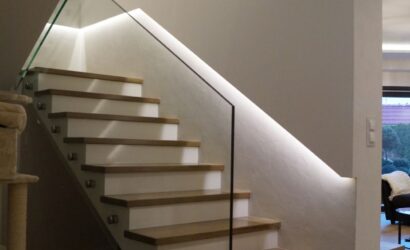 Stopnie z podstopniami na beton oraz szklanymi balustradami