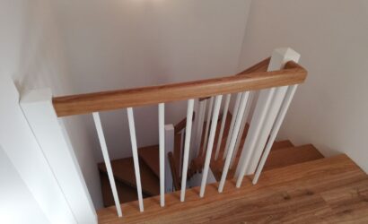 Stopnie z podstopniami na beton oraz drewnianymi balustradami