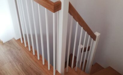 Stopnie z podstopniami na beton oraz drewnianymi balustradami