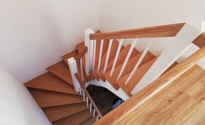 Stopnie z podstopniami na beton oraz drewnianymi balustradami