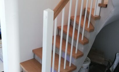 Stopnie z podstopniami na beton oraz drewnianymi balustradami