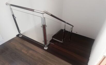 Stopnie z podstopniami na beton oraz szklanymi balustradami