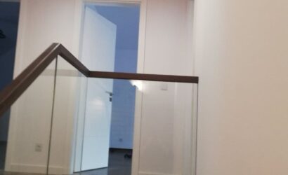 Stopnie z podstopniami na beton oraz szklanymi balustradami